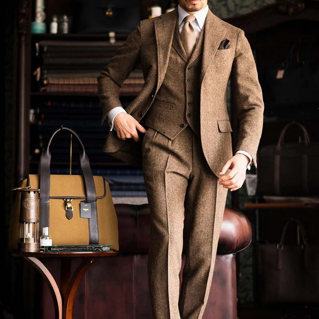 Costume trois pièces pour homme en tweed marron à chevrons : achetez en ligne - Happy Gentleman Costume trois pièces pour homme en tweed marron à chevrons : achetez en ligne - Happy Gentleman