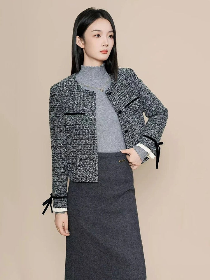 Veste courte en tweed la petite veste noire Chanel Bleu taille 40 en Veste courte en tweed la petite veste noire Chanel Bleu taille 40 en