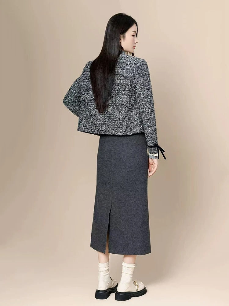 Veste courte en tweed la petite veste noire Chanel Bleu taille 40 en